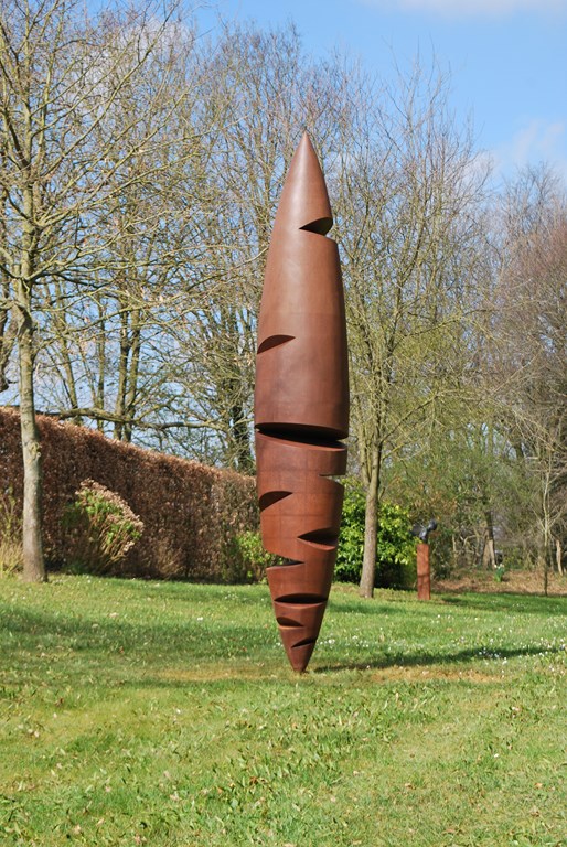 10.Sculpture-acier-corten-hauteur-3-metres-Felix-Valdelievre-2018-Galerie-Beukenhof-Sculptour-2019